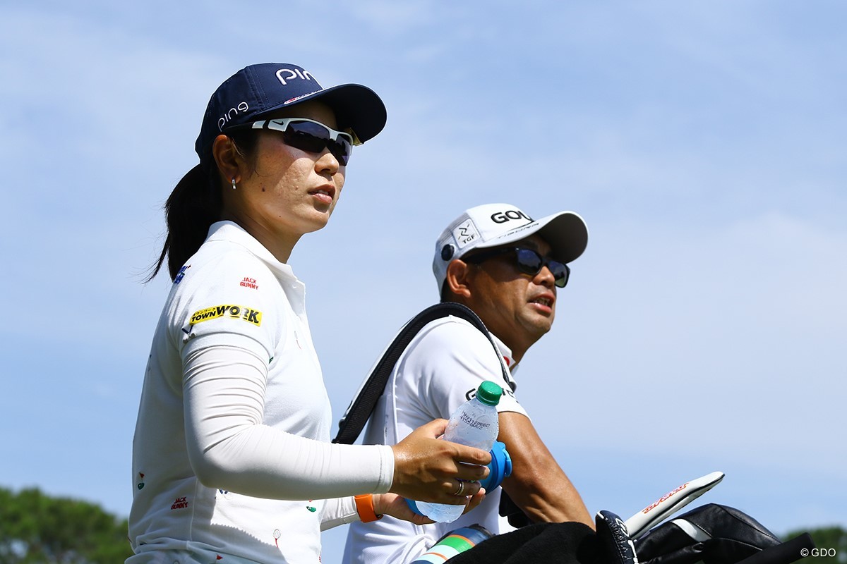 比嘉真美子が“恵みの中断”で首位キープ 再開から連続バーディ