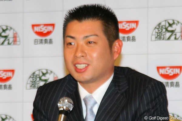 2010年 池田勇太 日清食品契約発表会 日清のイメージにぴったりと紹介され照れ笑いする池田勇太
