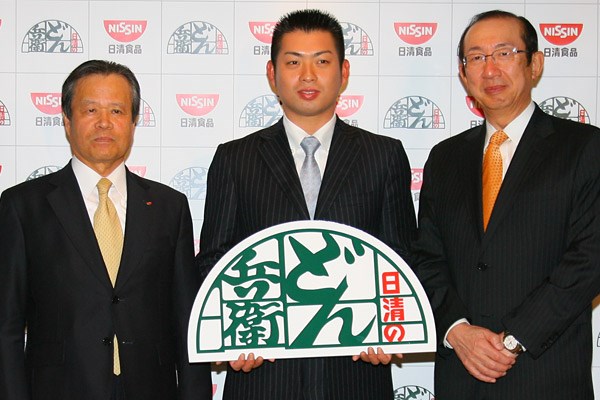 池田勇太を中心に、中川晋 日清食品代表取締役（左）と安藤宏基 日清食品ホールディングスCEOが会見を行った