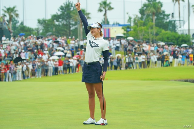 初優勝を決めた原英莉花は拳を高く上げて喜んだ