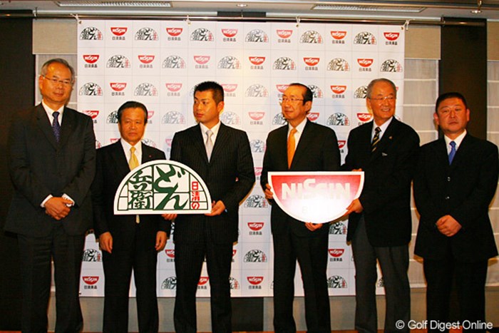 関係者挨拶ではブリヂストンスポーツの島崎氏（左端）、松井PGA会長（右から2番目）、東北福祉大ゴルフ部監督の安部氏もエールを送った 2010年 池田勇太 日清食品契約発表会