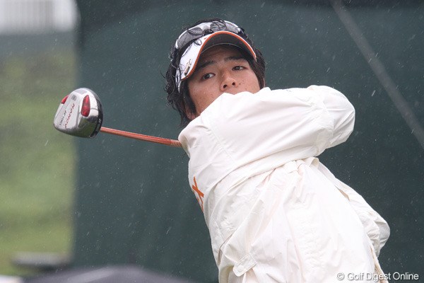 2010年 ノーザントラストオープン 2日目 石川遼 ドライバーのフェースを丹念に拭く雨対策が効を奏し、快調なゴルフを見せた！