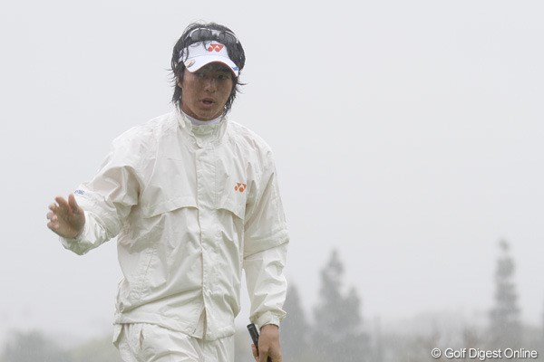 3番で2連続バーディを決めた石川遼。雨の中、ノーボギーで13番までを終えた