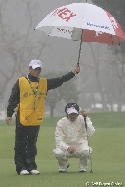 2010年 ノーザントラストオープン 2日目 石川遼 この日の影の立役者は、キャディの加藤君。プレーヤーに雨を感じさせない気の遣い様