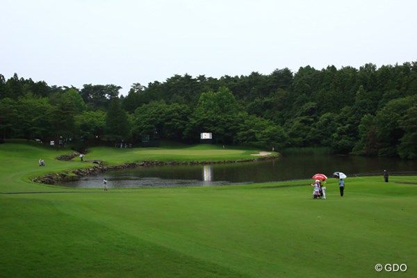 2015年 日本ゴルフツアー選手権 Shishido Hills 2日目 17番ホール 名物ホールの難関17番。池からグリーンにかけた左サイドにフォトエリアが設けられる見込みだ。