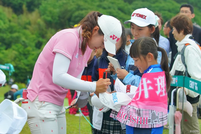 ファンの女の子もサインもらえて嬉しそう。 2019年 ヨネックスレディスゴルフトーナメント 2日目 石井理緒