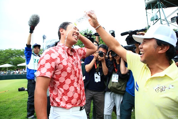 初優勝を祝福される堀川未来夢（左）