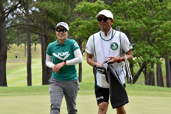 2019年 宮里藍サントリーレディスオープンゴルフトーナメント 事前 比嘉真美子 比嘉真美子（左）は今季2勝目を目指す