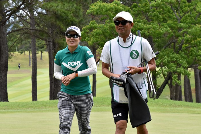 比嘉真美子（左）は今季2勝目を目指す 2019年 宮里藍サントリーレディスオープンゴルフトーナメント 事前 比嘉真美子