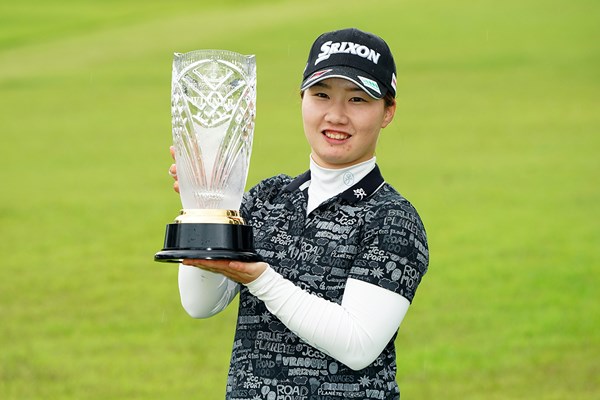 下部ツアー3勝目に笑顔を見せる石川明日香（(Masterpress/Getty Images)