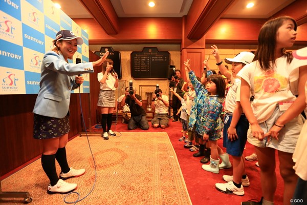 2019年 宮里藍サントリーレディスオープンゴルフトーナメント 3日目 宮里藍 子供たちとじゃんけん大会