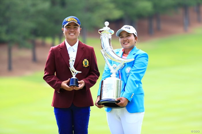 ユウカ・サソウ（左）は優勝者の鈴木愛と記念撮影 2019年 宮里藍サントリーレディスオープンゴルフトーナメント 最終日 ユウカ・サソウ