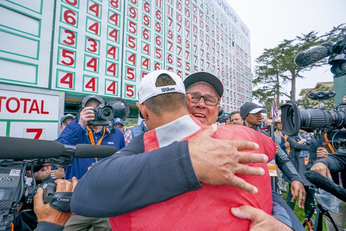 ウッドランドは優勝を見守った父と抱擁を交わした（代表撮影・宮本卓） 2019年 全米オープン 最終日 ゲーリー・ウッドランド