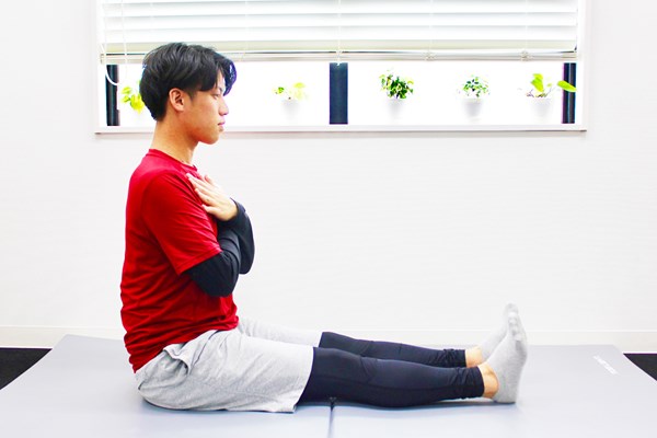 ＜プラス1＞ひざ痛のリハビリ＆傷めないためのトレーニング方法 床に座って足を伸ばします