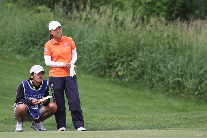 夫の森川陽太郎さんが横峯さくらを支える 2019年 KPMG女子PGA選手権 2日目 横峯さくら