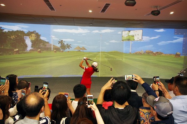 2019年 イ・ボミ 本間ゴルフ 開店イベント イベント内でシュミレーションゴルフを披露