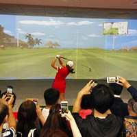 イベント内でシュミレーションゴルフを披露  2019年 イ・ボミ 本間ゴルフ 開店イベント