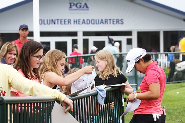 2019年 KPMG女子PGA選手権 最終日 畑岡奈紗 ホールアウト後、アメリカンガールからサイン攻めにあう畑岡奈紗