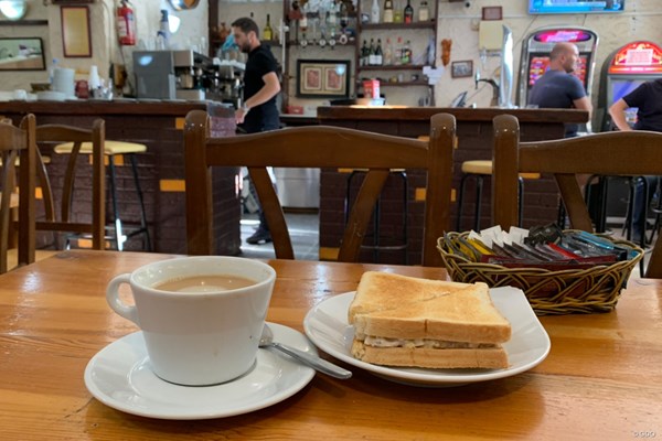 ジブラルタルのカフェでの食事。雰囲気のあるお店でした