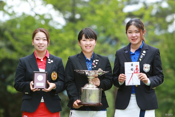 2019年 日本女子アマチュア選手権 最終日 西郷真央 優勝した西郷真央（中央）とともに2位の後藤未有（左）、和久井麻由（右）
