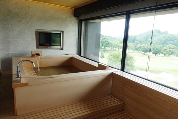 榊原温泉ゴルフ倶楽部 檜風呂 なんとも贅沢な檜風呂！温泉効果でお肌つるつる