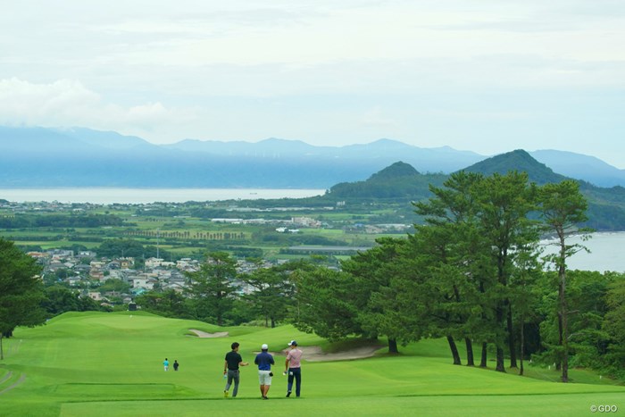 コースでの練習ラウンドはできませんでしたが、歩いてコースを下見する選手も多数いました。 2019年 日本プロゴルフ選手権大会 事前 コース下見