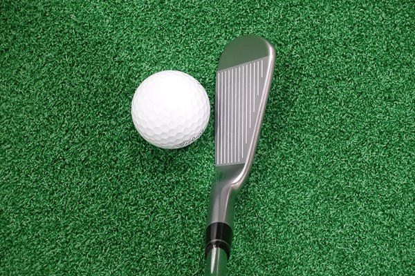 新製品レポート 本間ゴルフ TW-MB ローズ プロト アイアン ひと目で上級者用とわかる小さいヘッドと薄いトップブレード。少しフトコロ感があるのが特徴