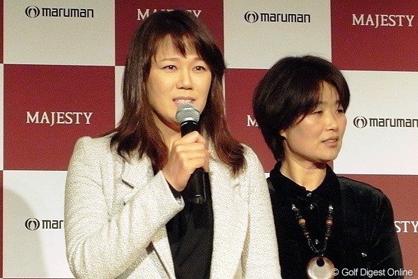 2010年 ホットニュース ヤング・キム 日本語を交えて挨拶をするヤング・キム。通訳はマネジメントも務める金英淑
