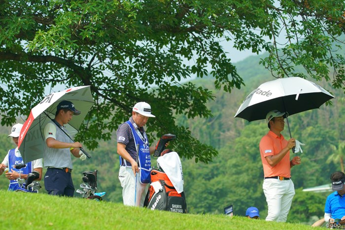 男子プロでも日傘必須。 2019年 日本プロゴルフ選手権大会 最終日 星野陸也 竹安俊也