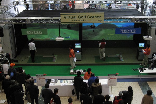 イベントが盛りだくさん！第44回ジャパンゴルフフェアが開催 NO.4 中央フロアにはバーチャルチャレンジコーナーがあり、参加型のニアピン・ドラコンチャレンジが行われている