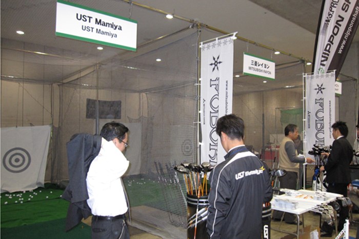 フロアの端には各メーカーの試打スペースがある。写真はUSTマミヤと三菱レイヨン イベントが盛りだくさん！第44回ジャパンゴルフフェアが開催 NO.5