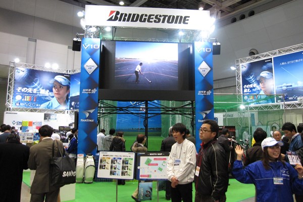 イベントが盛りだくさん！第44回ジャパンゴルフフェアが開催 NO.8 売り上げ第2位のブリヂストンスポーツ。NEW「V10ボール」を前面に出し、ブース内でドラコン、アプローチ、パターコンテストが行われていた。参加者には「V10ボール」がもらえる