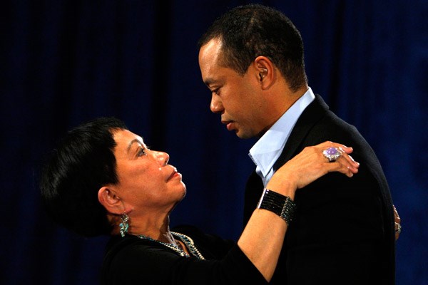 2010年 ホットニュース タイガー・ウッズ  会見場の最前列に座っていあた母クルチダさんは終了直後、涙を流して最愛の息子を抱き寄せた（Pool/Getty Images）