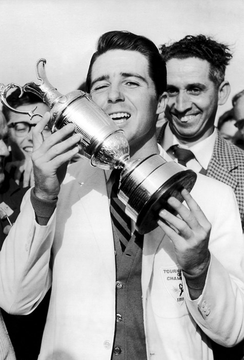 1959年の全英オープンで優勝し、クラレットジャグを掲げる 2019年 全英オープン ゲーリー・プレーヤー