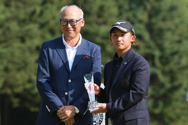 大会を主催した株式会社TSIグルーヴアンドスポーツの仙座学社長（左）と優勝した伊藤有志