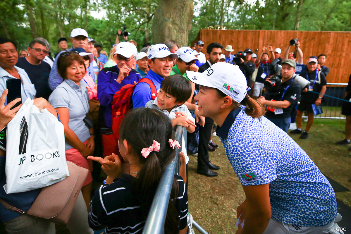 世界のシブコ”へ残り18ホール 奪首の渋野日向子は少年にグローブ【LPGAツアー 米国女子】｜GDO ゴルフダイジェスト・オンライン