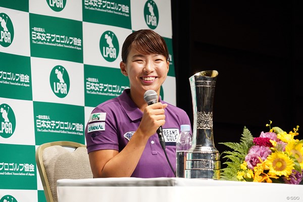 渋野日向子が帰国し会見を行った