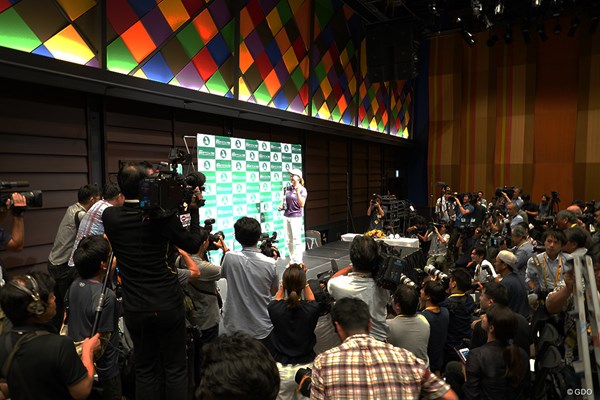 大勢の報道陣が集まった渋野日向子の帰国会見