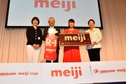2019年 北海道meijiカップ 事前 （左から）LPGA小林浩美会長、川村和夫大会名誉会長、渋野日向子、LPGA樋口久子顧問