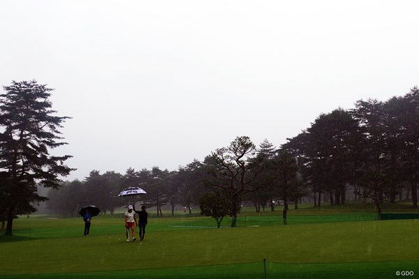 2019年 NEC軽井沢72ゴルフトーナメント 事前 渋野日向子 一人のパッティンググリーン。大雨の中黙々と励んだ