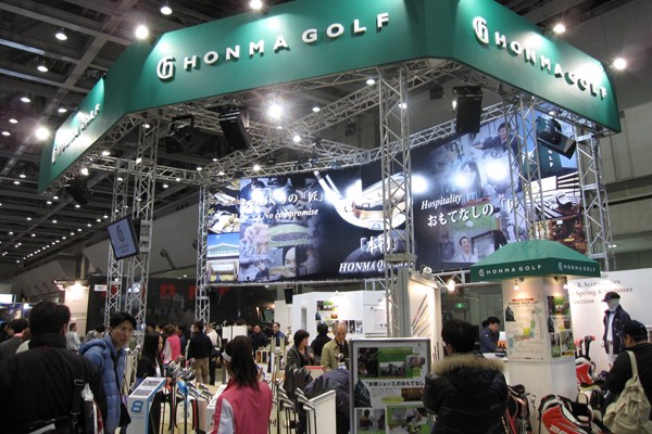 第44回ジャパンゴルフフェア2010 フォトギャラリーレポート NO.40 本間ゴルフのブースでなにやら実演が・・・