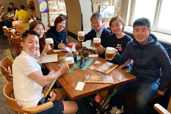 2019年 川村昌弘 プラハのレストランで再会。恩師の金井兼理事長（右から3番目）のご家族、キャディのメグさんと一緒に