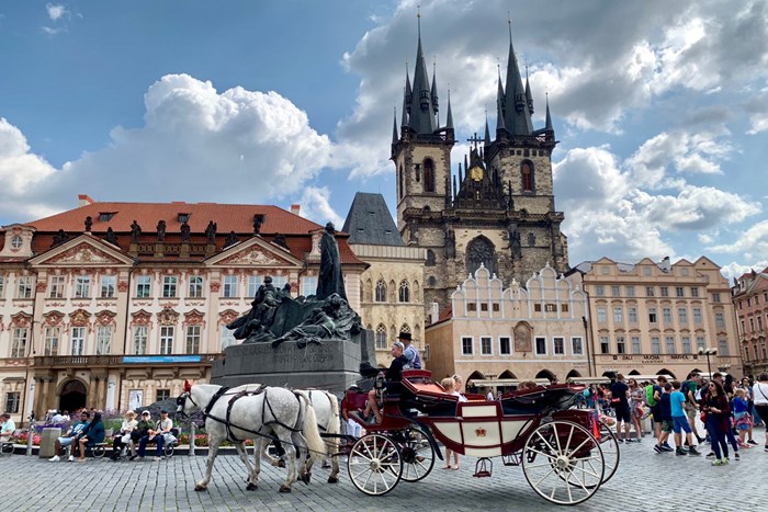 チェコ・プラハの広場で。絵画みたい… 2019年 川村昌弘