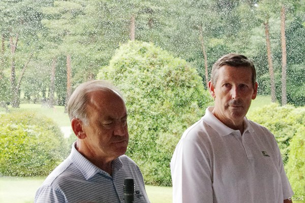 ピーター・ドーソン 国際ゴルフ連盟ピーター・ドーソン会長(左)