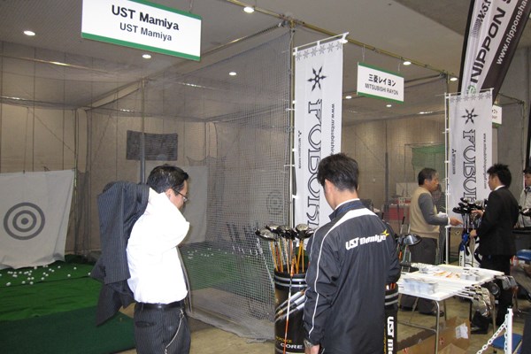第44回ジャパンゴルフフェア2010 フォトギャラリーレポート NO.48 フロアーの端には多くのメーカーが試打スペースを提供