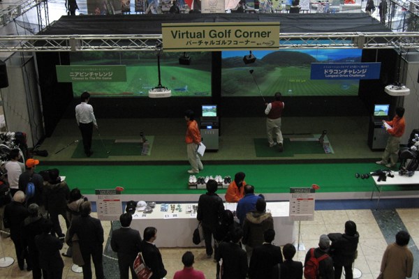 バーチャルゴルフコーナーでは「ドラコン大会」と「ニアピン大会」が開催されていた