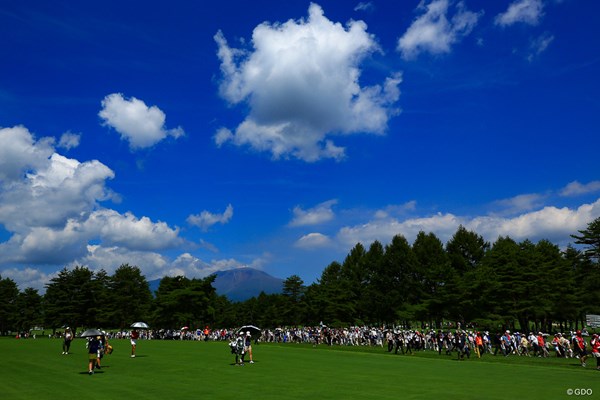 2019年 NEC軽井沢72ゴルフトーナメント 2日目 渋野日向子 続く渋野フィーバー。晴天にも誘われて多くのギャラリーが来場した