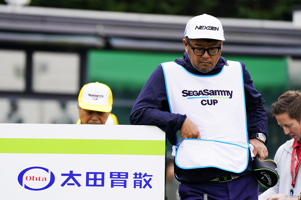 画像詳細 19年 長嶋茂雄招待セガサミーカップ 初日 キャディさん 石川遼が2戦連続優勝へ首位発進 19年 セガサミーカップ Gdo ゴルフダイジェスト オンライン