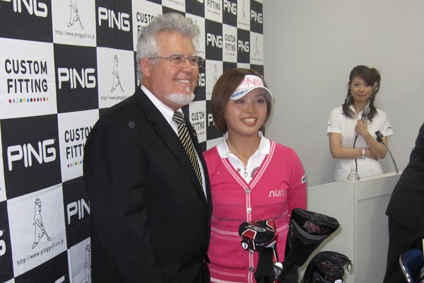 2010年PINGと用具契約した一ノ瀬優希プロ（写真：右）と本社役員のアラン・ソルハイム（写真：左）