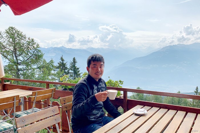 アルプスを望むカフェでひとやすみ。今週はスイスでの欧州ツアー 2019年 オメガ・ヨーロピアン・マスターズ 事前 川村昌弘